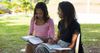 unge kvinner studerer Skriftene