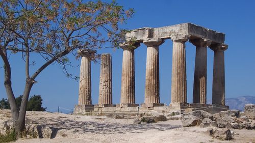 ruinas del templo de Apolo en Corinto