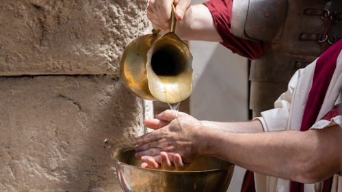 Pilato se lava las manos de la decisión de crucificar a Jesucristo