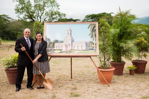 un matrimonio en la palada inicial del templo
