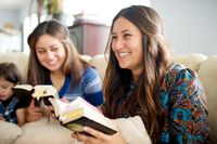 Una persona recibe mensajes inspiradores de la Biblia