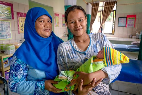 Người y tá và người mới làm mẹ ở Indonesia