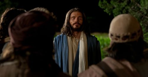 Jeesus Kristus rukoilee opetuslasten kanssa
