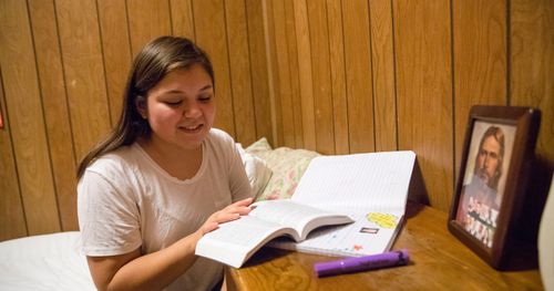 djevojka čita svoja Sveta pisma