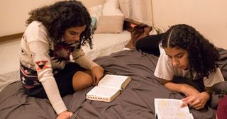 Zwei junge Frauen lesen gemeinsam in den heiligen Schriften