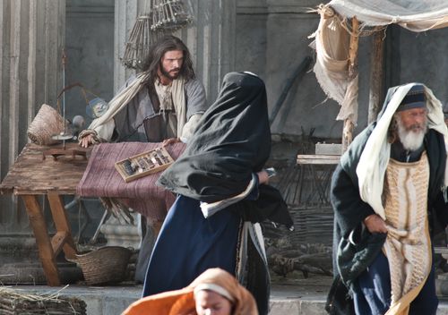 Jesús vuelca la mesa de un cambista en el templo.