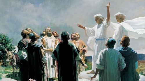 Los Apóstoles miran al cielo mientras dos ángeles están de pie frente a ellos