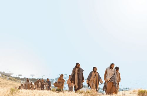 el Salvador y Sus seguidores caminando