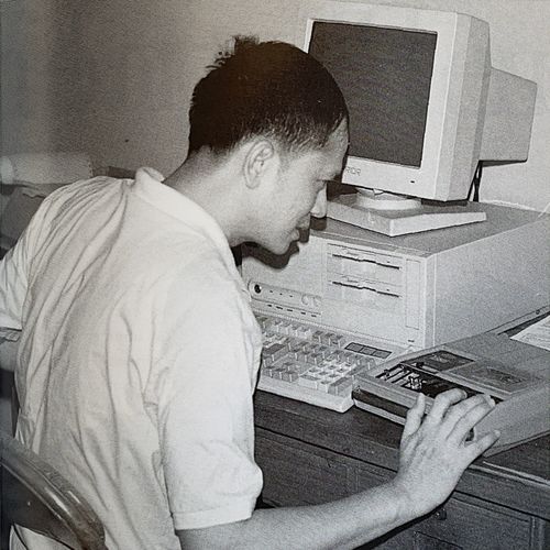 ชายนั่งอยู่หน้าคอมพิวเตอร์