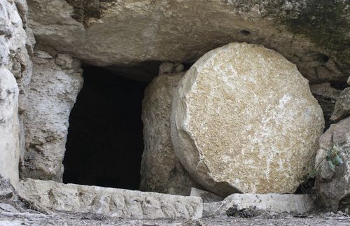 Felsblock vor einem Felsengrab