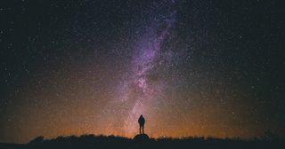 uma pessoa olhando as estrelas