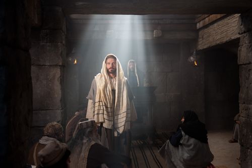 Luke 4:15–20, Jesus standing in the synagogue