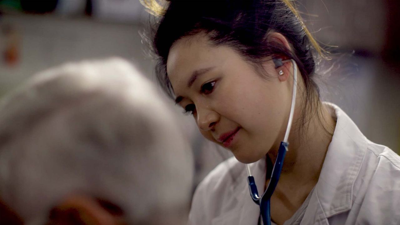 Una enfermera llamada Amelia explica cómo encuentra consuelo en el Libro de Mormón en los momentos difíciles