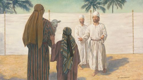 un hombre y su hijo pequeño presentan un cordero sin defecto a dos sacerdotes levitas