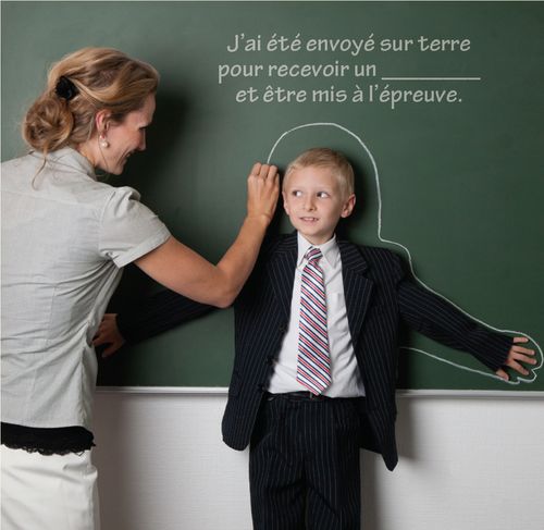 instructeur traçant la silhouette d’un enfant au tableau