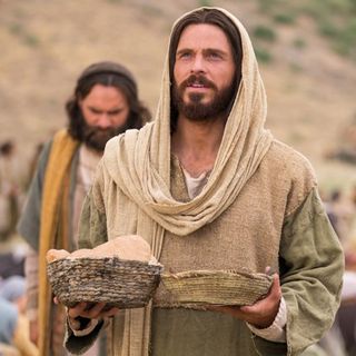 Jesus segurando dois cestos