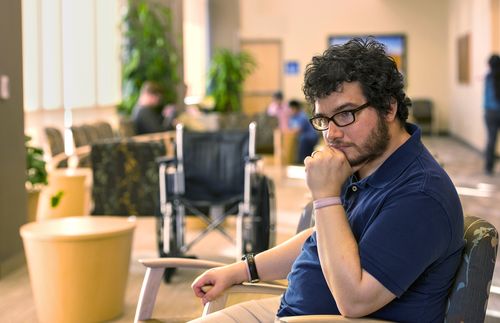 uomo seduto su una sedia