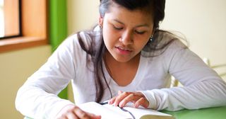mladá žena studuje písma