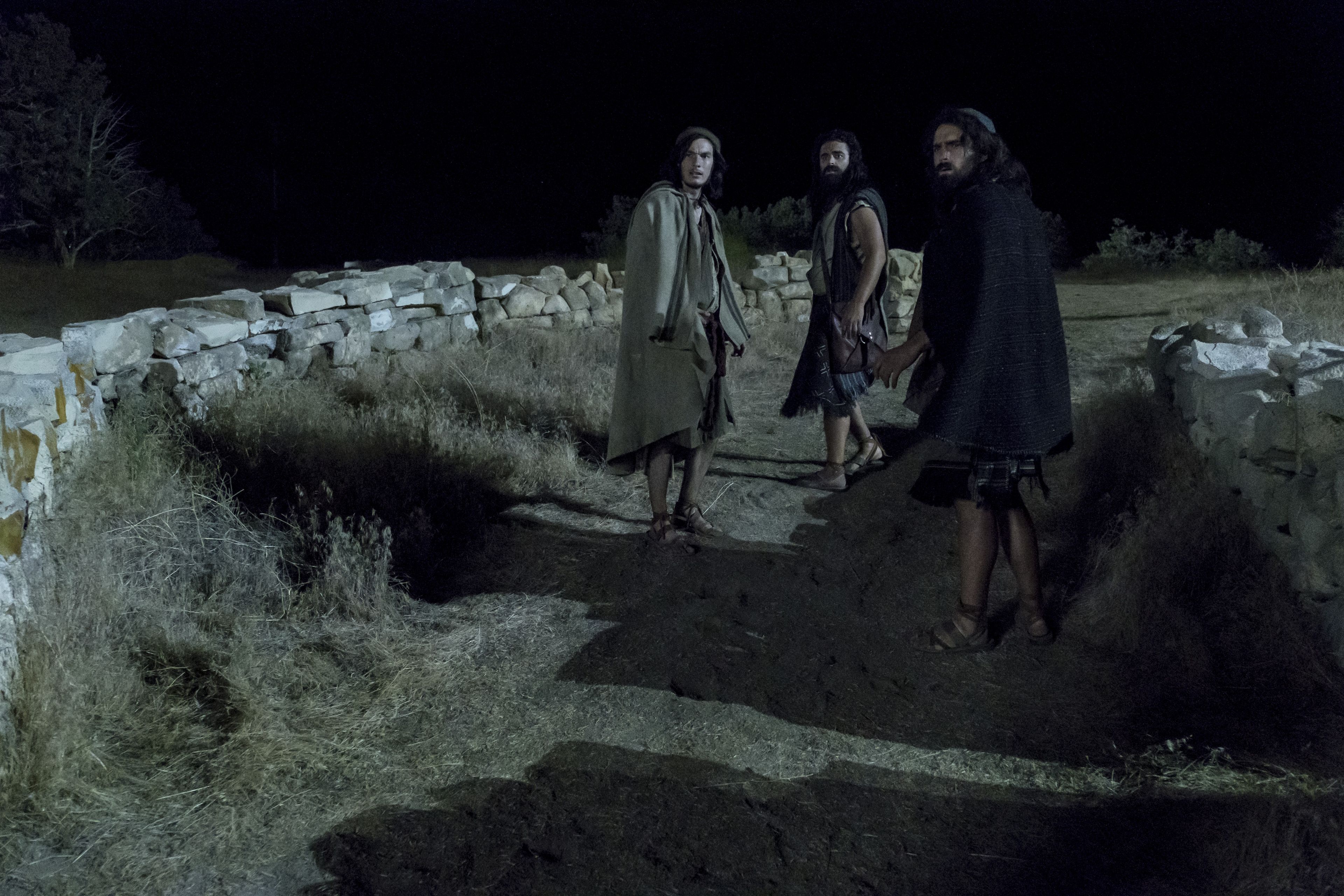 Laman, Lemuel, and Sam wait outside of Jerusalem for Nephi to return.