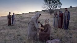 Jesucristo cura a un ciego levantándole del suelo invitándole a seguirle