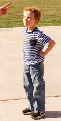 djalë të cilin po e korrigjojnë