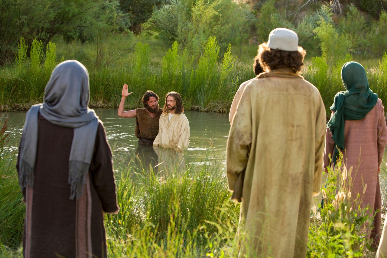 Jesucristo es bautizado en el río