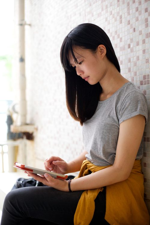 閱讀經文的男子