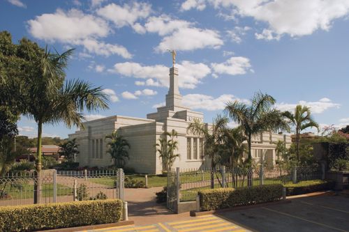 Vista del Templo de Asunción, Paraguay, y de los jardines durante el día.