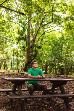 Una joven juega con su familia
