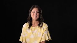 Una mujer con una blusa amarilla de estampado floral