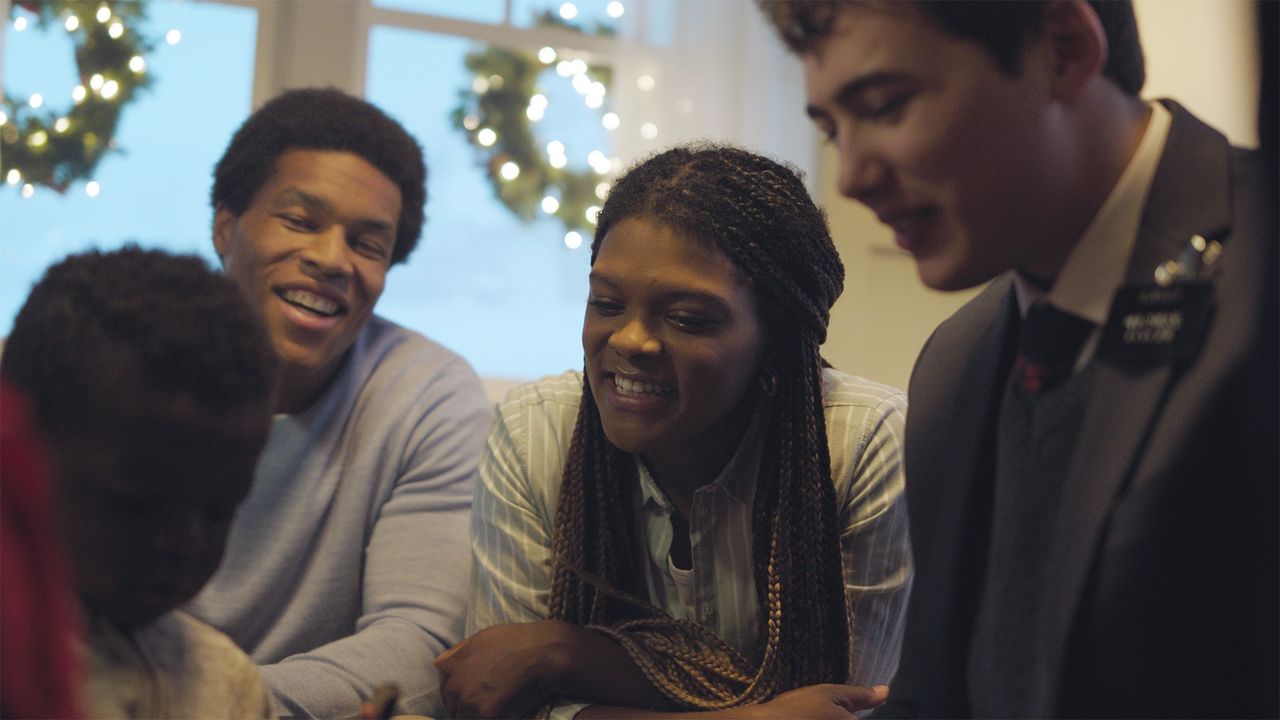 Missionare unterweisen eine Familie in deren Zuhause