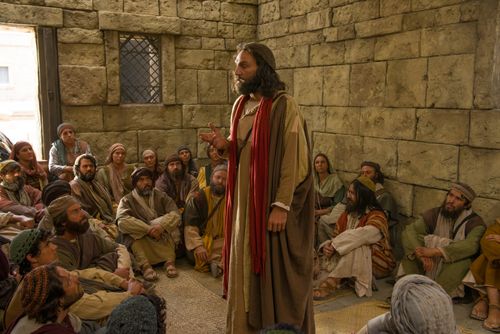 Pierre et Jacques s’adressent aux apôtres, aux anciens et à des membres de Jérusalem au sujet de la circoncision. Les scènes coupées comprennent certaines personnes qui ont participé au tournage du film et différentes prises de vue des personnes qui écoutent.