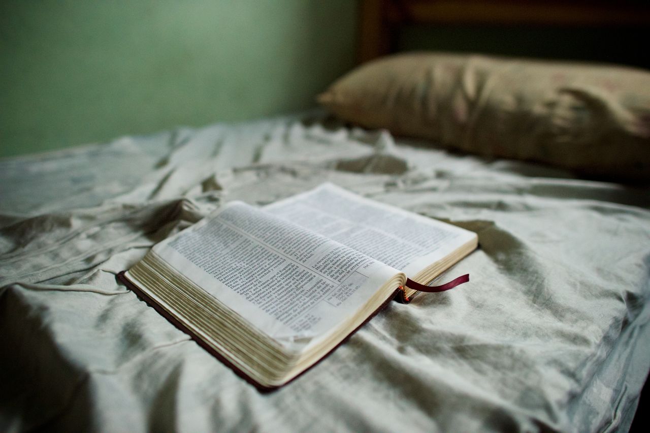 Uma Bíblia aberta sobre a cama