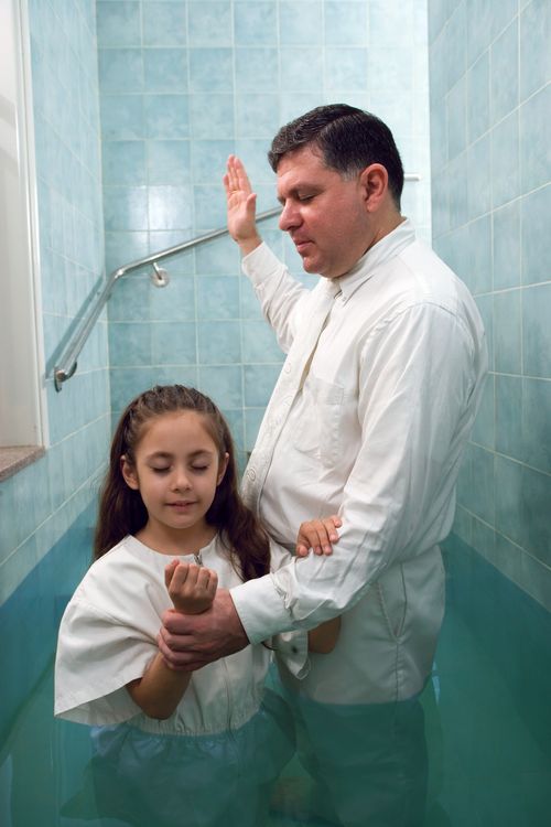 Ein Mädchen lässt sich taufen