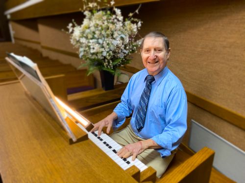 Ein Mann spielt Orgel