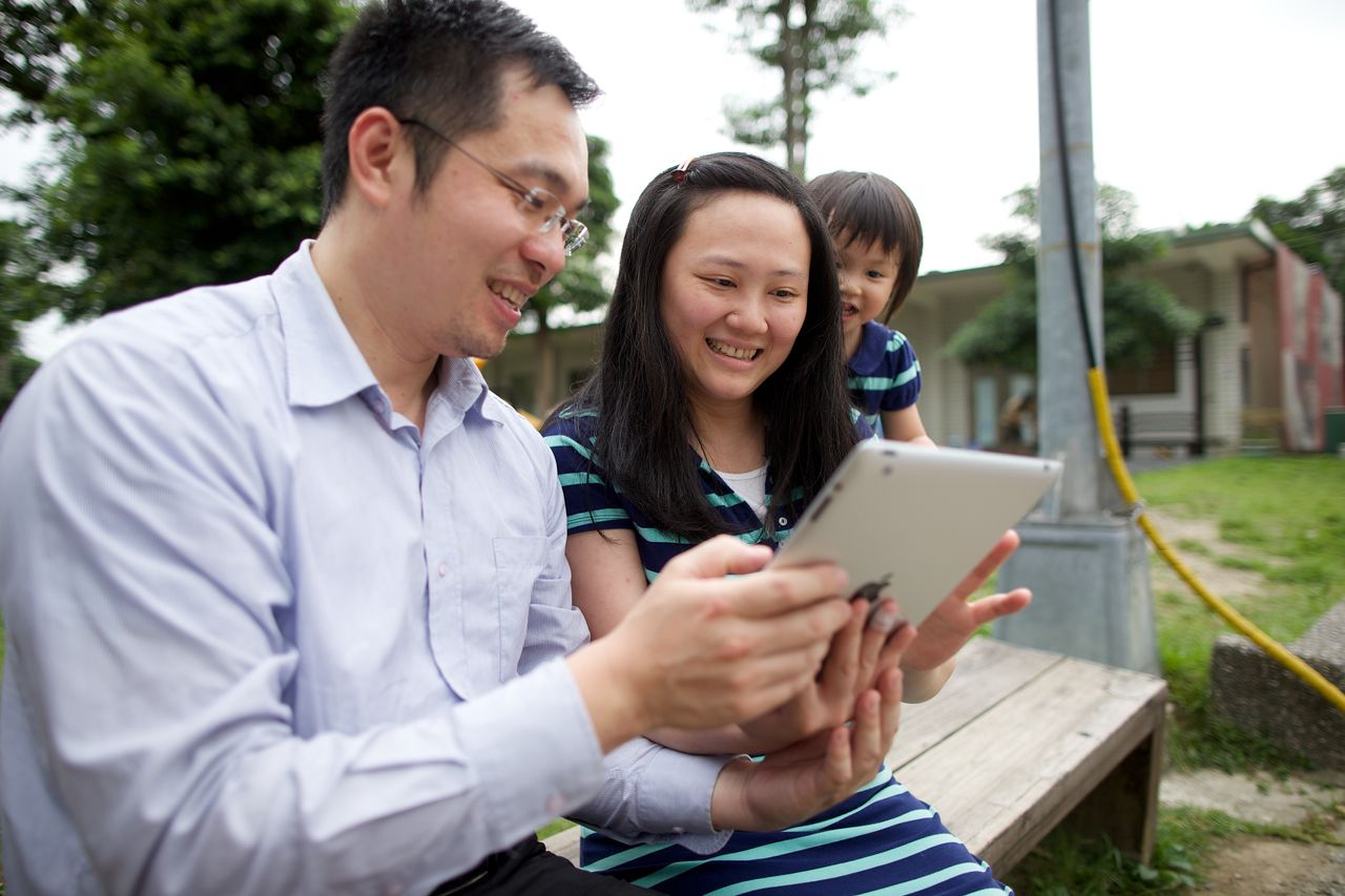 Uma família se reúne com os missionários por meio de um tablet