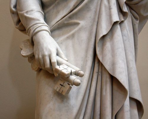 A photograph of a statue of the keys of the gospel held by the Apostle Peter. 