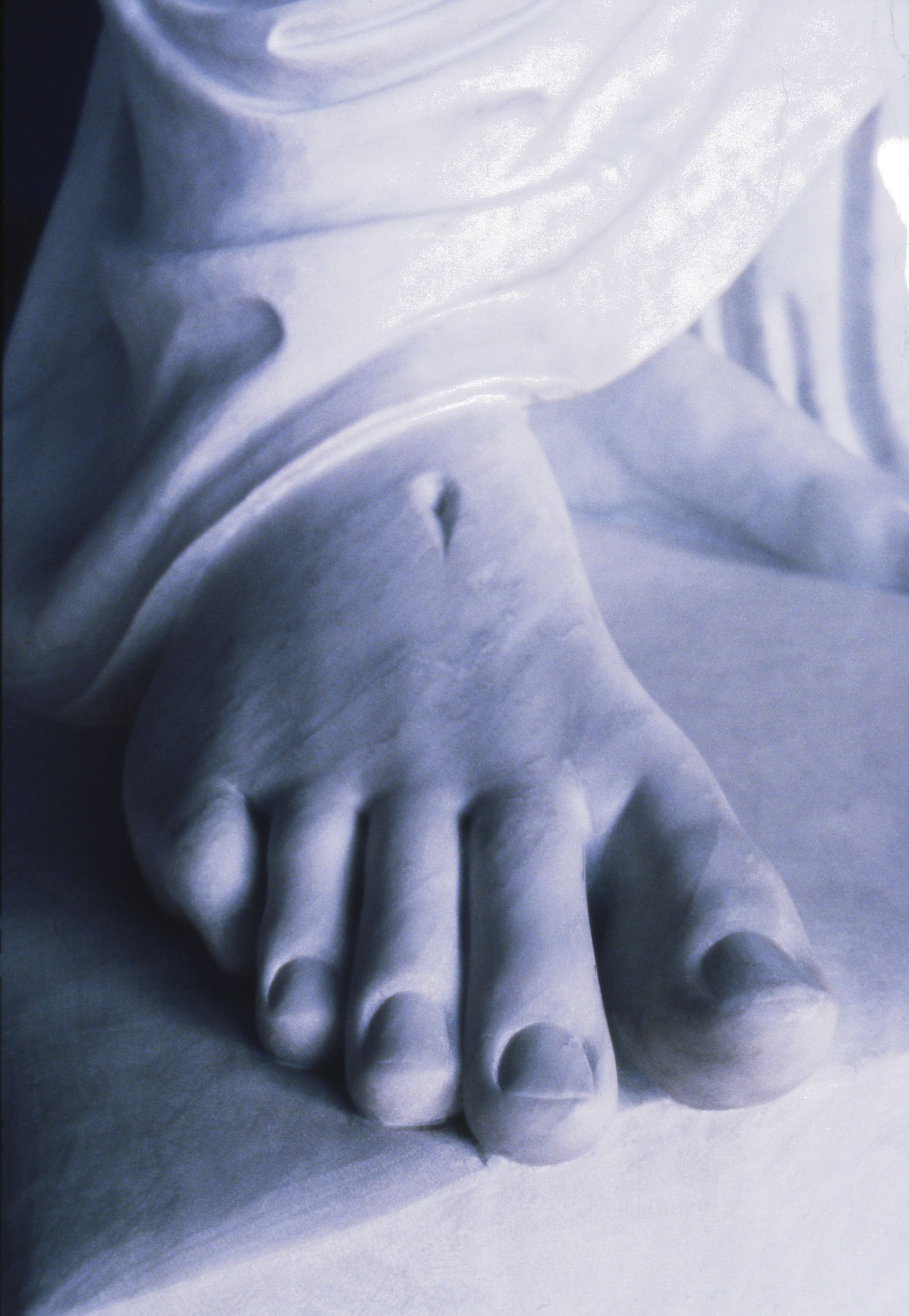 Detalj av foten på en statue av Kristus