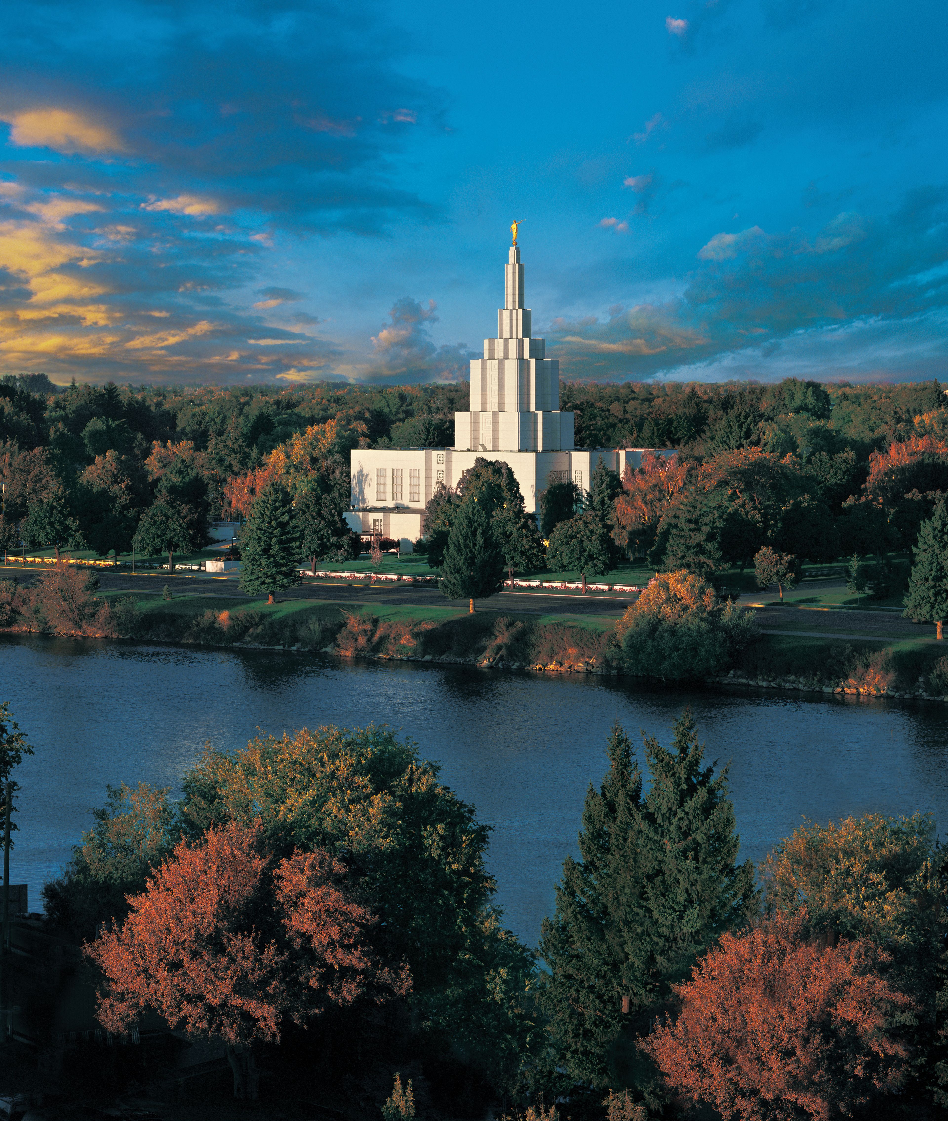 An exterior view of the Idaho Falls Idaho Temple during the fall.