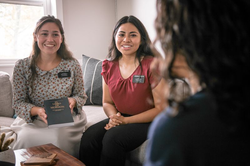 Una congregación sentada junta en un banco de la capilla aprendiendo sobre el Evangelio de Jesucristo