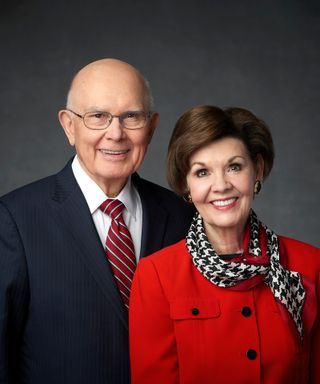 Official Portrait of President Dallin H. Oaks and Sister Kristen M. Oaks taken in 2018.