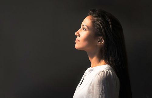 Una mujer mirando hacia una luz