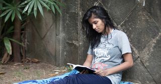 Una joven lee y estudia