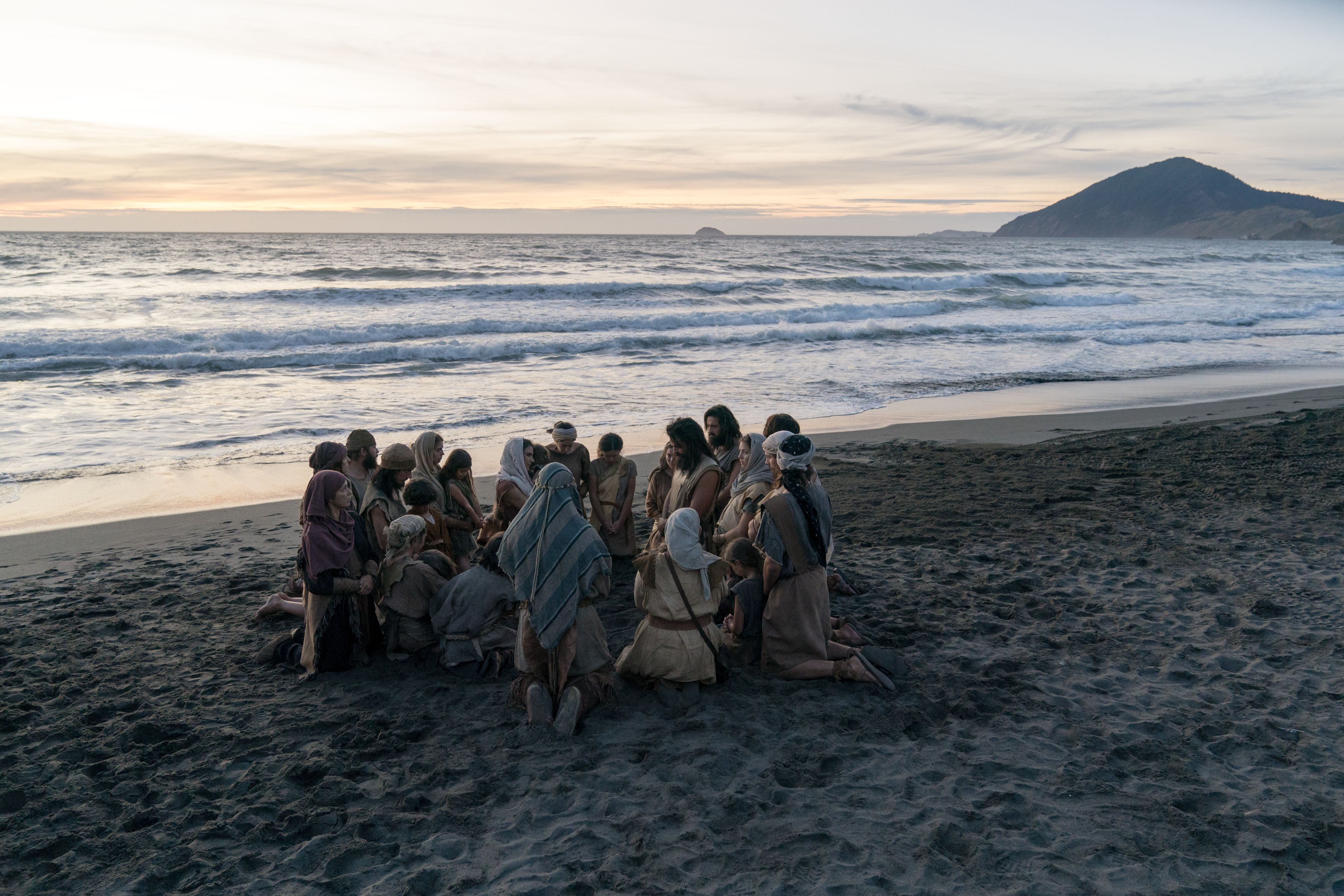 Lehi's family prays on the beach.
