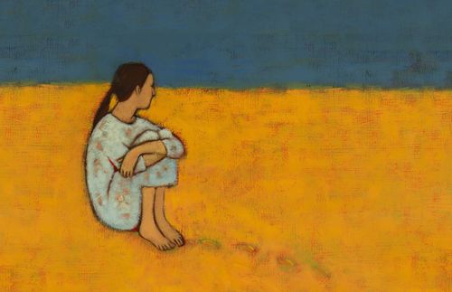 donna che fissa lo sguardo in lontananza davanti a uno sfondo blu e giallo