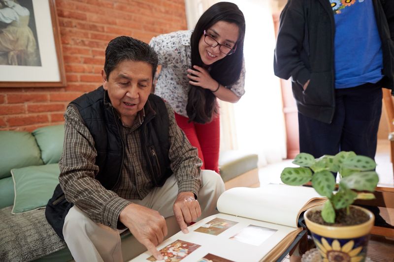 Algunos personas mirando fotos antiguas