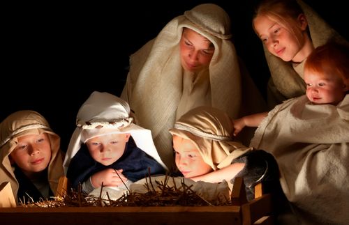 børn, der opfører juleevangeliet som skuespil