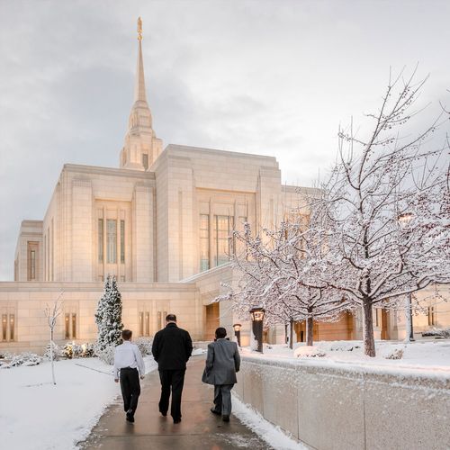 folk går op til templet i Ogden i Utah