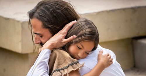 el Salvador abrazando a una niña