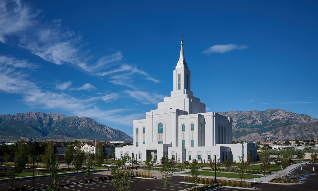 Exterior image of the Orem Utah Temple. The image was taken during the day. 
